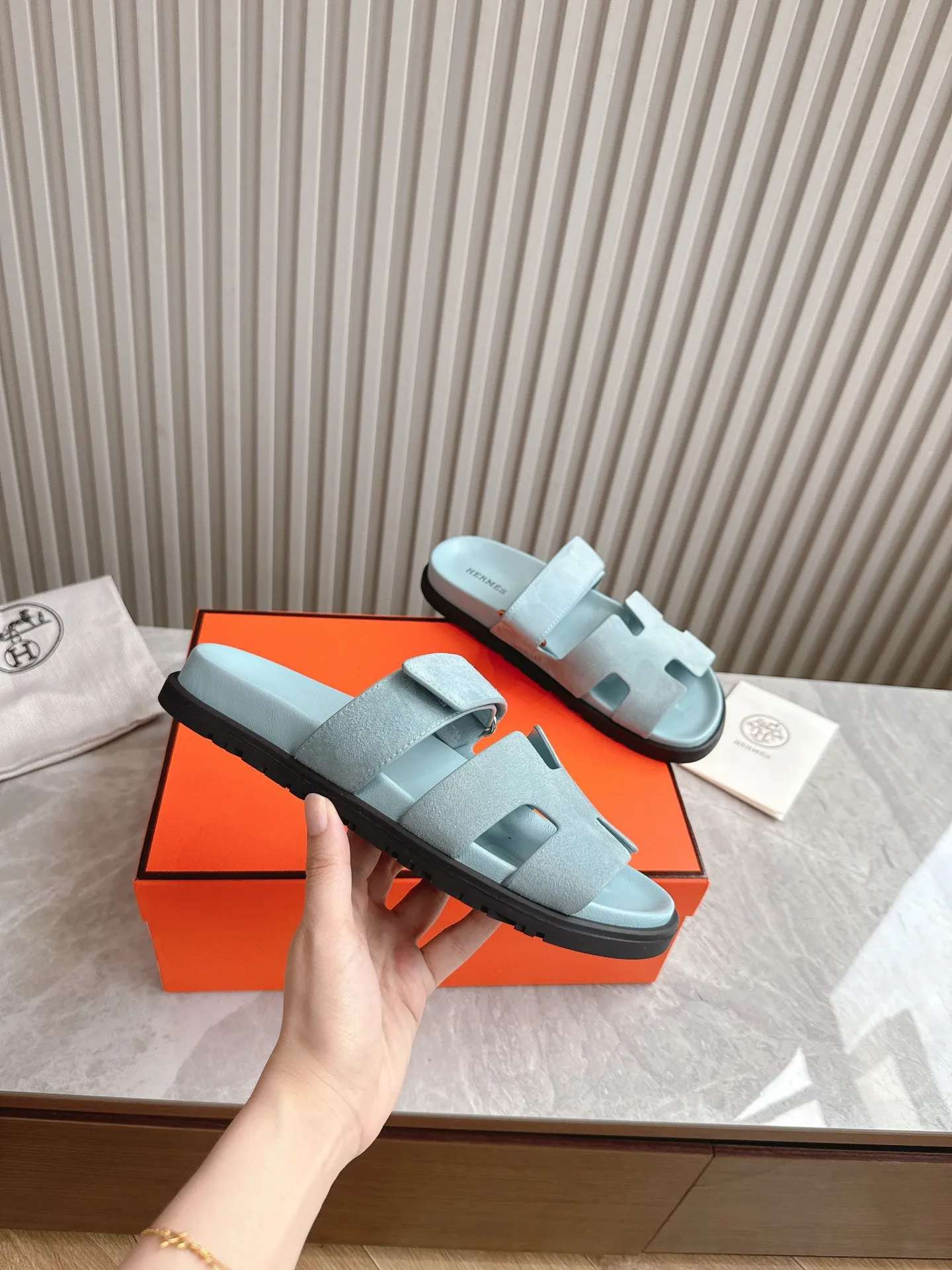 p480🐮🐮Couple model (top version) H family 2024 spring and summer new style HERMES Hermes' recently popular couple model pig nose angle sandals and slippers, paired with various colorful socks, popular. Upper: imported original deerskin (the genuine leather edging is not ordinary super migration). Lining: imported genuine leather. Outsole: Tpu non-slip and wear-resistant outsole. Size: Female 35-42 (40/42 non-returnable and non-exchangeable) Male size: 39-45 (45 non-refundable and non-exchangeable)